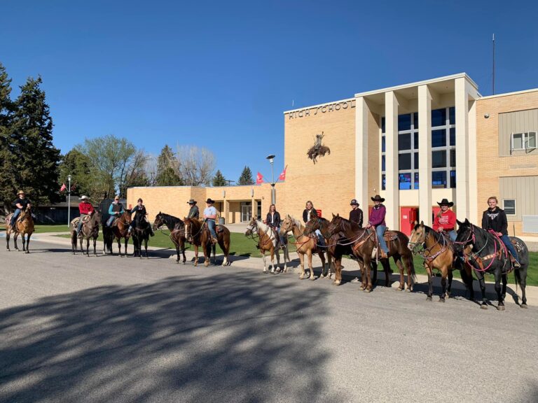 High schoolers in Montana ride horses to school, law says Principal must care for horses